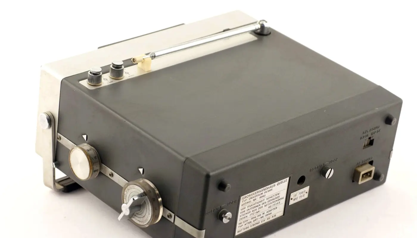 Televisore e radioricevitore CRT, bianco e nero, 4 pollici, portatile, a transistor Museo scienza tecnologia Milano 15
